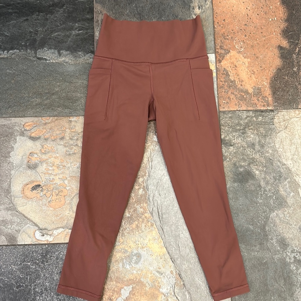 Athleta Salutation Stash pocket capri legging